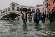 Triều cường Venice đạt mức đỉnh mới, quảng trường Saint Marc đóng cửa