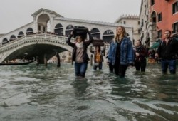 Triều cường Venice đạt mức đỉnh mới, quảng trường Saint Marc đóng cửa